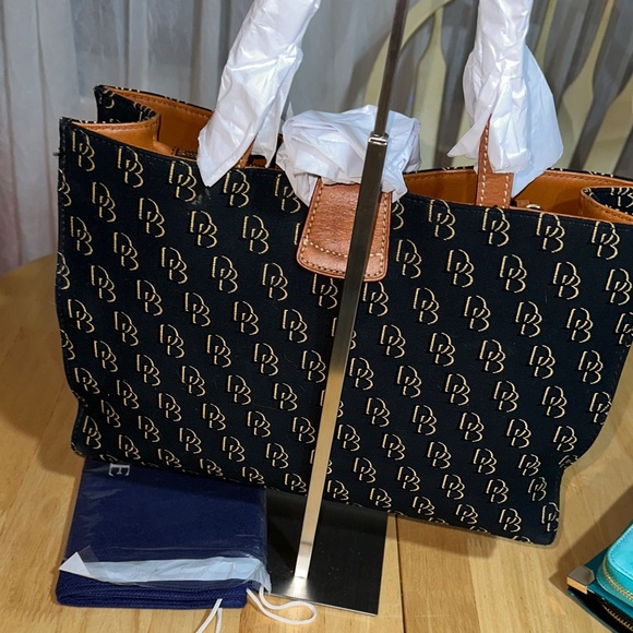 Dooney & Bourke NWT Black and Gold Designer Tote Bag - Picture 3 of 6